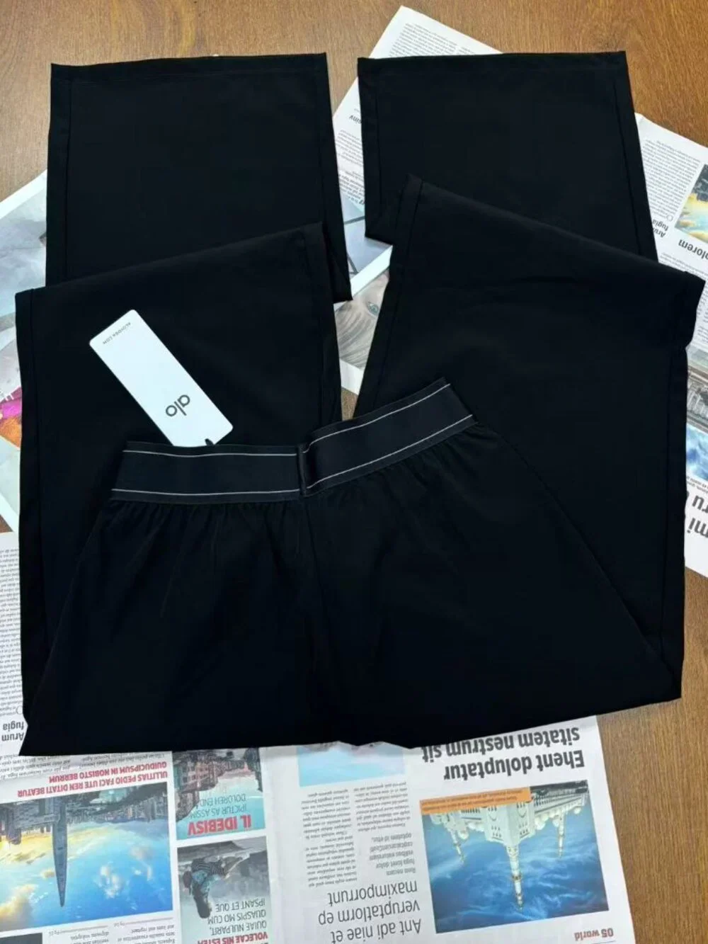 NWT🌟 Alo Yoga Black Bestselling Loose Yoga Pants🌟Inner seam length 30 inches